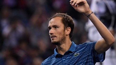 Medvedev si impone a Shanghai. Battuto Zverev in due set