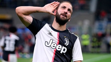 Higuain in vantaggio per Juve-Bologna
