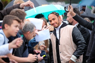 Hamilton: "Quando guardo il mondo lì fuori penso al ritiro"