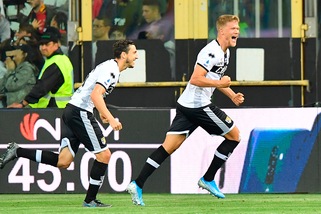 Parma super: 5-1 al Genoa con tripletta di Cornelius. Andreazzoli trema