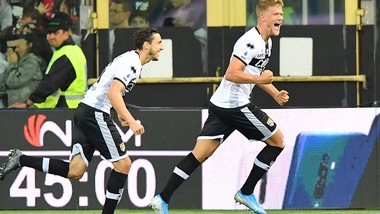 Parma super: 5-1 al Genoa con tripletta di Cornelius. Andreazzoli trema