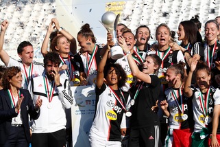 Delirio Juve per la Supercoppa e irruzione in conferenza stampa