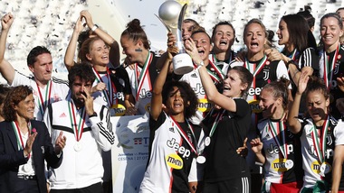 Delirio Juve per la Supercoppa e irruzione in conferenza stampa