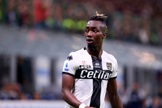 Altro caso di razzismo, scimmie e banane per Karamoh. Lui si difende: "Intollerabile"