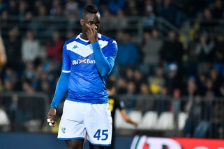 Balotelli recidivo: dito medio ai tifosi dell'Inter