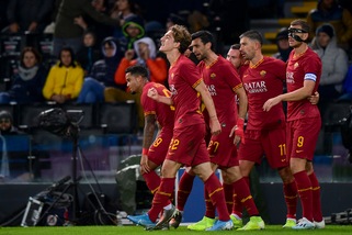 Roma super in dieci uomini, il Cagliari vola. Vince la Fiorentina, pari della Samp