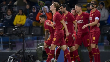 Roma super in dieci uomini, il Cagliari vola. Vince la Fiorentina, pari della Samp