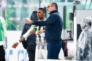Sarri mette il turbo con Douglas Costa sulla trequarti
