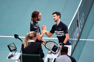 Djokovic annienta Tsitsipas e va in semifinale a Parigi-Bercy
