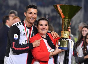 La madre di Ronaldo: "Se non ci fosse la mafia nel calcio, mio figlio avrebbe vinto di più"