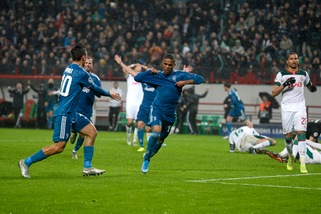 Douglas Costa favoloso manda la Juve negli ottavi: gol meraviglia! Lokomotiv ko 2-1