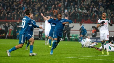 Douglas Costa favoloso manda la Juve negli ottavi: gol meraviglia! Lokomotiv ko 2-1