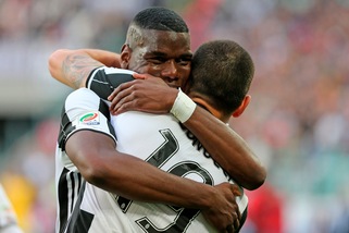 Pogba commenta un post di Bonucci e i tifosi gli scrivono: "Torna alla Juve"