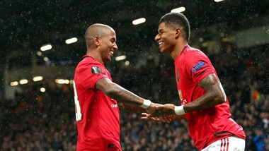 Manita Siviglia, tris Manchester United. Vincono anche Wolverhampton e Sporting