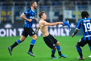 L’Inter batte 2-1 il Verona e vola in testa: magia di Barella