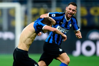 Barella gol e spogliarello: l'Inter batte il Verona in rimonta