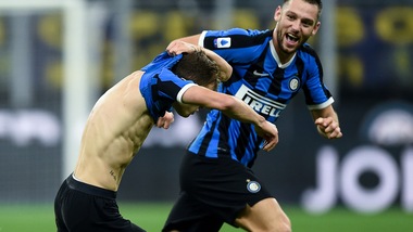 Barella gol e spogliarello: l'Inter batte il Verona in rimonta