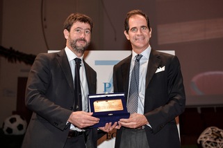 Agnelli premiato come "Torinese dell'anno": "La Juve è una società leader"