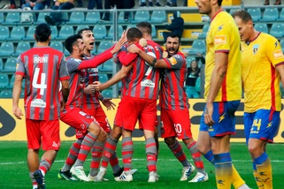 Ciofani regola la Salernitana, vince la Cremonese 1-0. Pari e spettacolo in Trapani-Cosenza