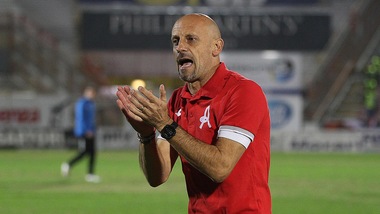 Il Padova scivola, il Vicenza ne approfitta: 3-0 alla Triestina e primo posto