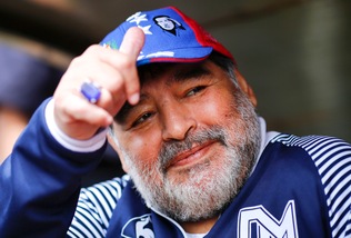 Maradona cambia idea: resterà ancora sulla panchina del Gimnasia La Plata