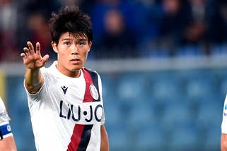 Bologna, Tomiyasu in parte con il gruppo