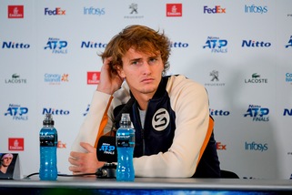 Zverev nega di aver usato il telefonino in campo: "Era una bottiglia"