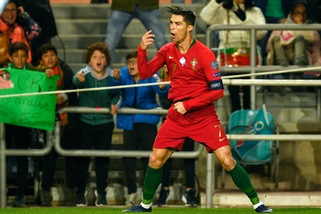 Cristiano Ronaldo torna a splendere col Portogallo: che tripletta alla Lituania!