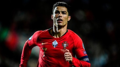 La Juve si congratula con Ronaldo dopo la tripletta con il Portogallo