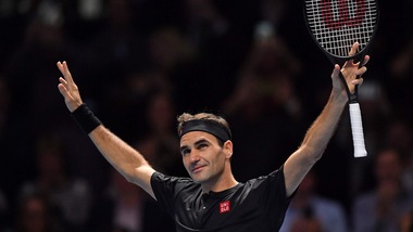 Federer vola in semifinale delle Atp Finals: Djokovic sconfitto 6-4 6-3