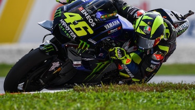 Valentino Rossi, brutta caduta: moto in pezzi, ma lui è ok