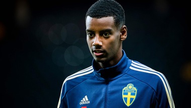 Romania-Svezia interrotta da Orsato per cori razzisti. Isak: "Meglio ignorarli"