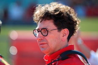 Ferrari, furia Binotto: “Vettel e Leclerc hanno danneggiato team”