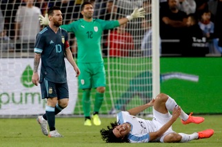 Cavani provoca, Messi risponde: "Picchiarti? Quando vuoi!"