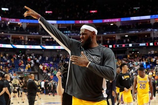 Nba, LeBron James fa la storia: tripla doppia contro tutte le squadre