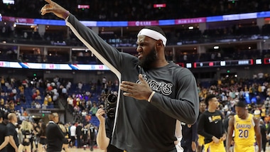 Nba, LeBron James fa la storia: tripla doppia contro tutte le squadre