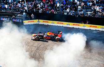 F1, la Red Bull si supera: pit stop senza gravità!