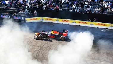 F1, la Red Bull si supera: pit stop senza gravità!