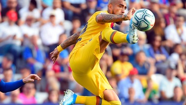 Vidal regala la vittoria al Barcellona, il Real rimonta e serve il tris