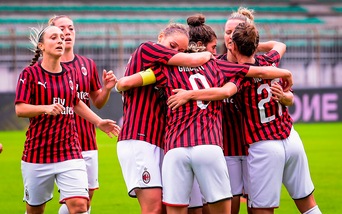 Il Milan vince e si prende il primo posto: la Juve domani a Roma
