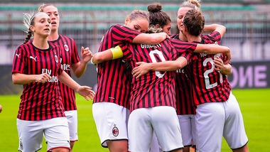 Il Milan vince e si prende il primo posto: la Juve domani a Roma