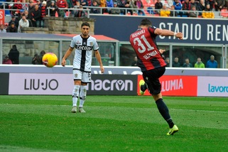 Il Parma va avanti, il Bologna lo riacciuffa: Dzemaili fa 2-2 nel finale