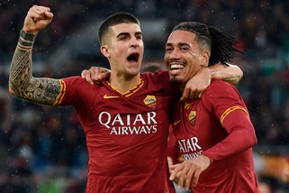 Smalling e Mancini lanciano il tris della Roma: applausi e abbracci all'Olimpico!