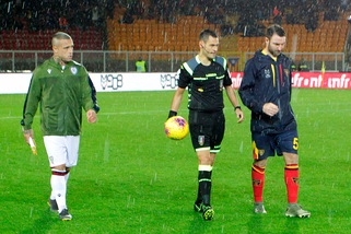 Lecce-Cagliari rinviata per la pioggia: si gioca domani alle 15