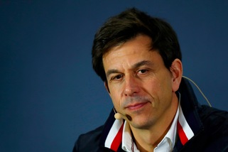 Mercedes, Wolff "snobba" la Ferrari: "Preferirei andare su Marte"