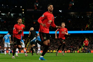 Il Manchester United batte il City. Il Liverpool vince ancora, Mourinho show con il Tottenham