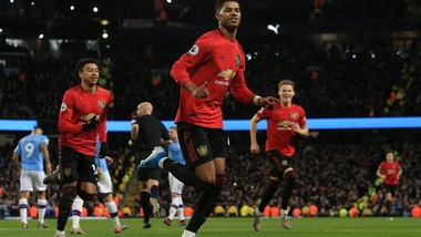 Il Manchester United batte il City. Il Liverpool vince ancora, Mourinho show con il Tottenham