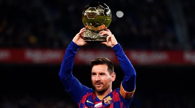 Messi trionfante con il Pallone d'Oro al Camp Nou