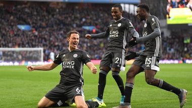 4-1 del Leicester all'Aston Villa. Successi per Newcastle e Sheffield, pareggio Wolves