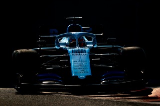 F1: George Russell su pneumatici da 18" ad Abu Dhabi